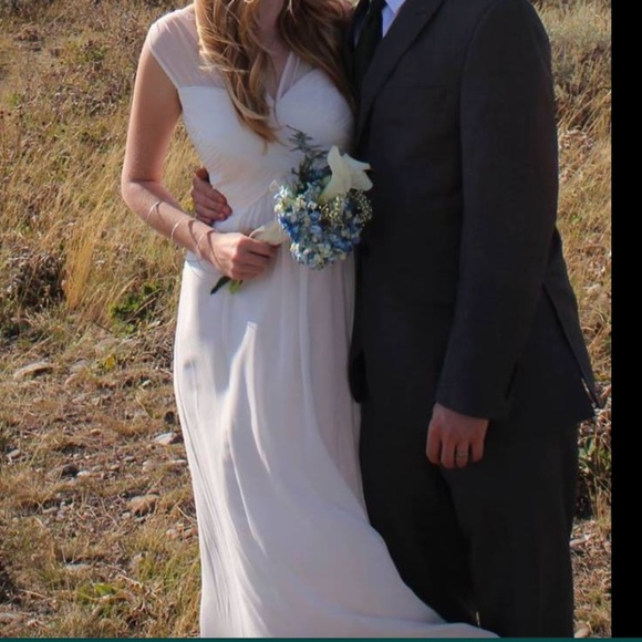 Chic White Sleeveless Wedding Dress - Picture 2 of 11